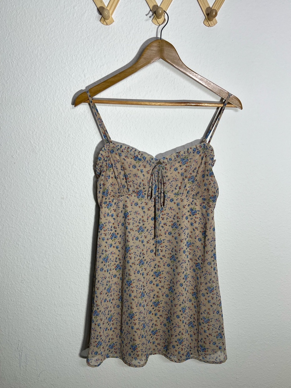 URBAN OUTFITTERS • Daphne Floral Chiffon Mini Dress